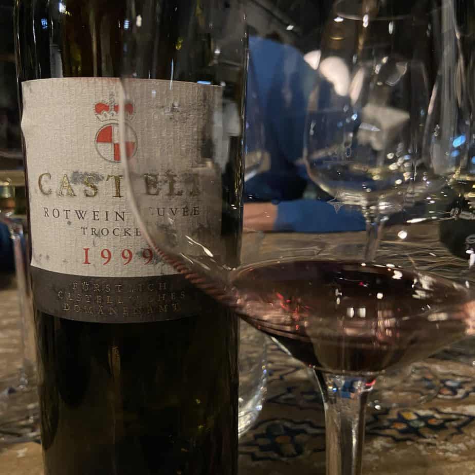 Wein Weinflasche Weinglas Rotwein Franken Cabernet Sauvignon Merlot Cuvée C Franken Weingut Castell