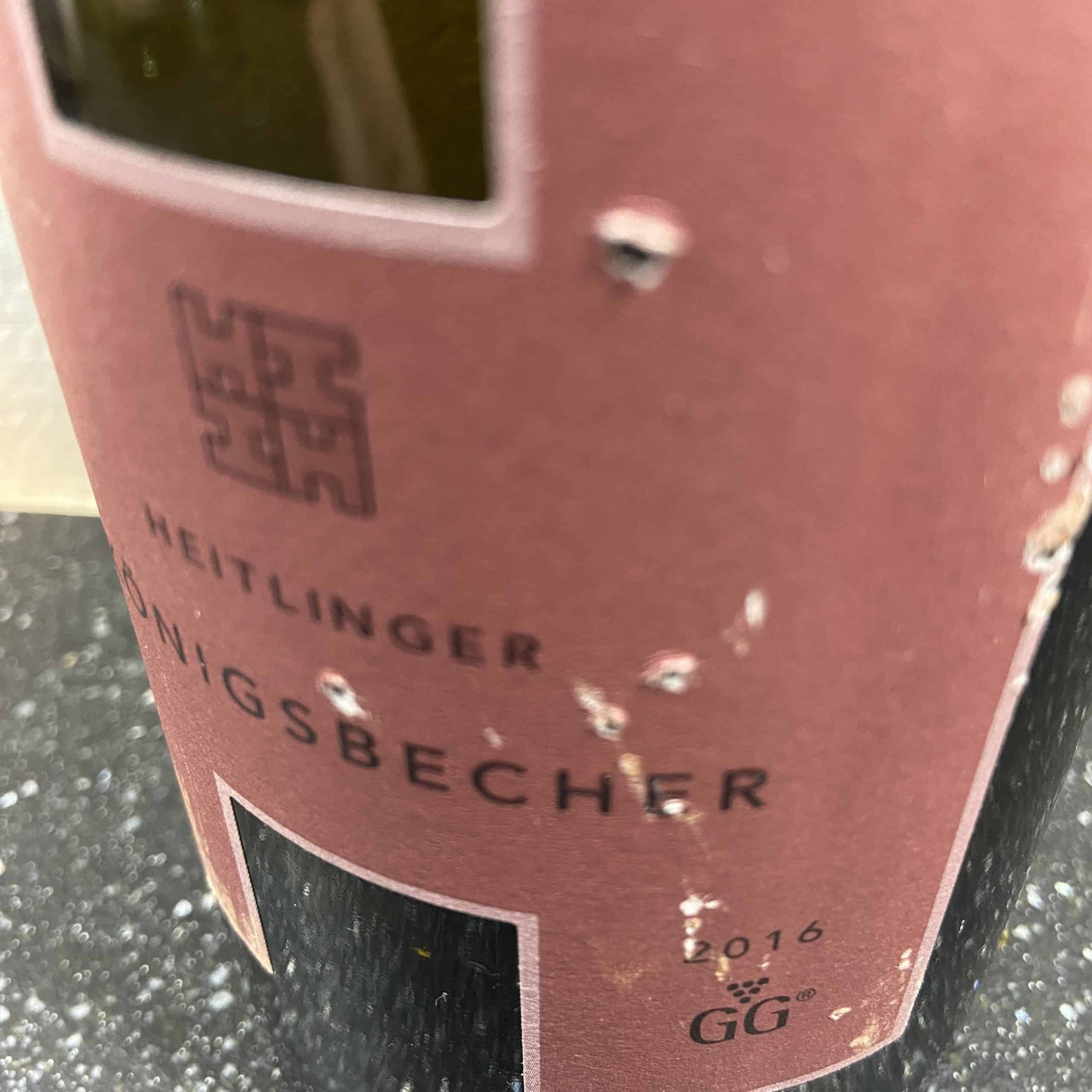 Eine Weinflasche des Weingut Heitlinger Pinot Noir Königsbecher