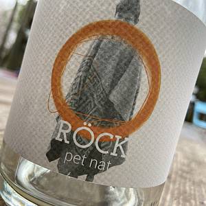 Eine Weinflasche vom Pet Nat des Weinguts Röck in Villanders