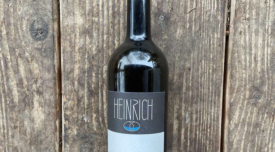 Eine Flasche Rotwein mit Zweigelt vom Weingut Heinrich aus Österreich
