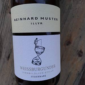 Eine Flasche Weißburgunder vom Weingut Muster.Gamlitz aus Österreich
