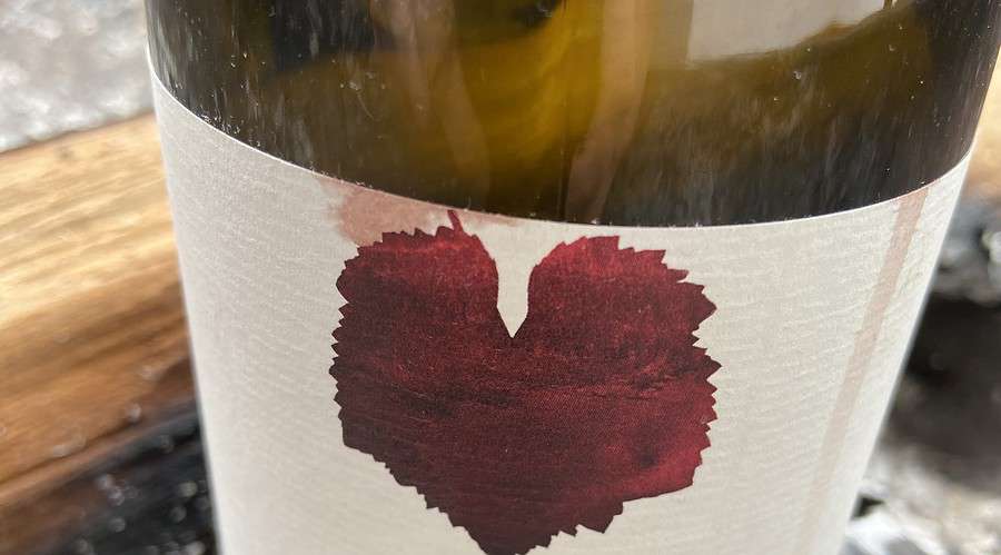 Eine Flasche Sacker Rot vom Weingut Ansitz Dolomytos Sacker in Südtirol.