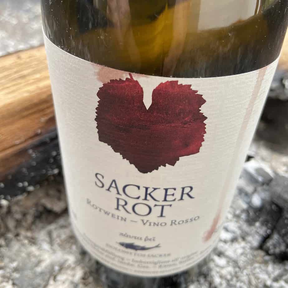 Eine Flasche Sacker Rot vom Weingut Ansitz Dolomytos Sacker in Südtirol.