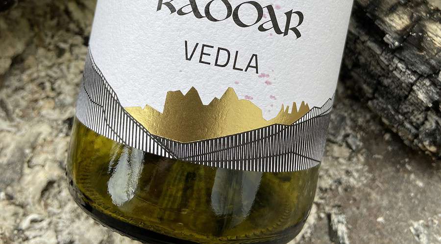 Eine Weinflasche Vedla Pinot Noir vom Weingut Radoar in Südtirol