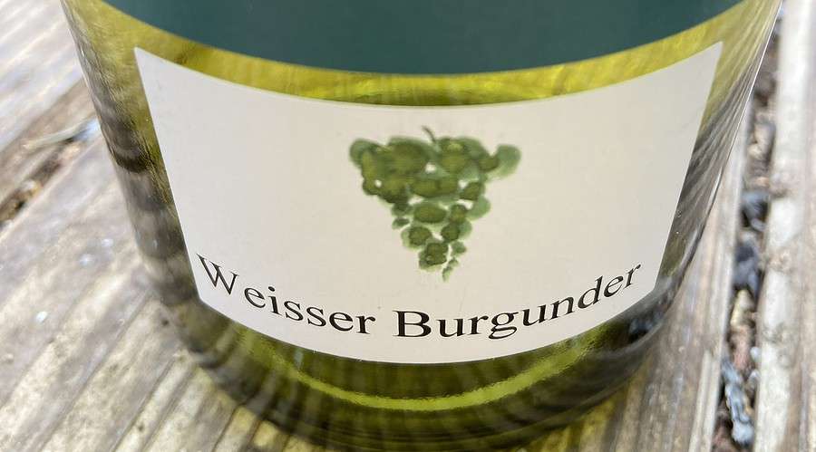Eine Flasche Weisser Burgunder vom Weingut Brenneisen in Baden
