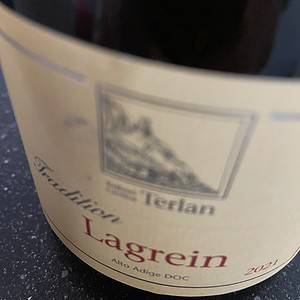 Eine Weinflasche Lagrein Tradition von der Cantina Terlan