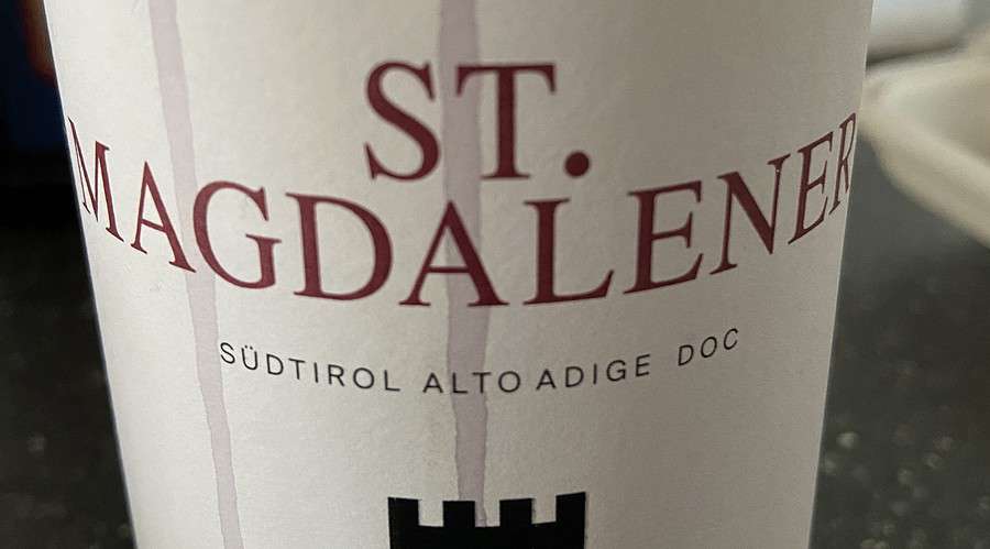 Foto einer Weinflasche St. Magdalener der Kellerei Schreckbichl in Südtirol