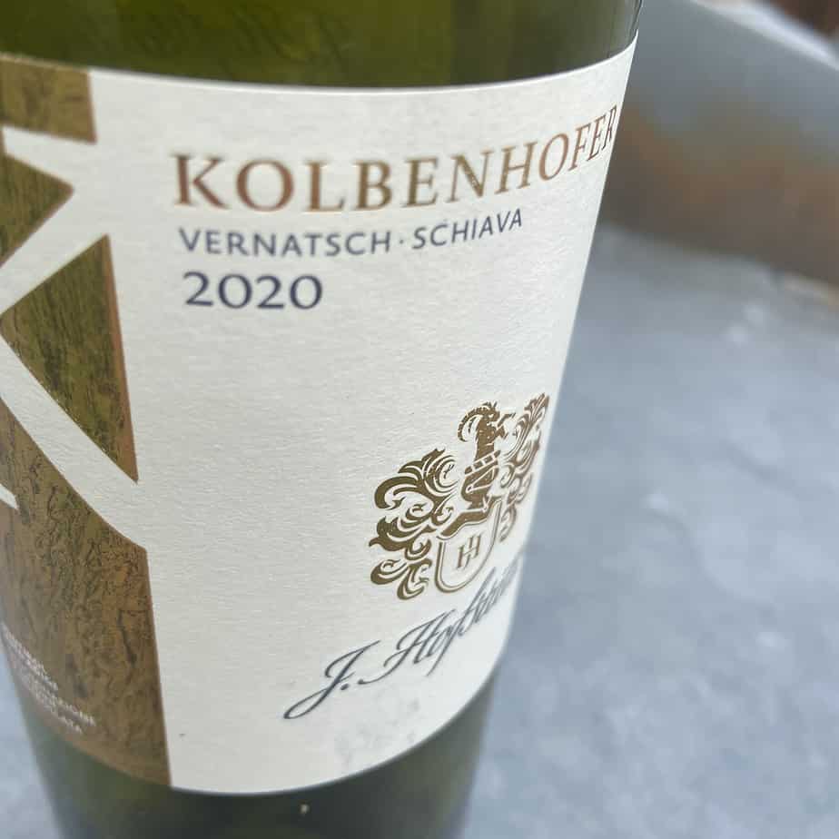 Eine Flasche Kolbenhofer Vernatsch vom Weingut J. Hofstätter in Südtirol