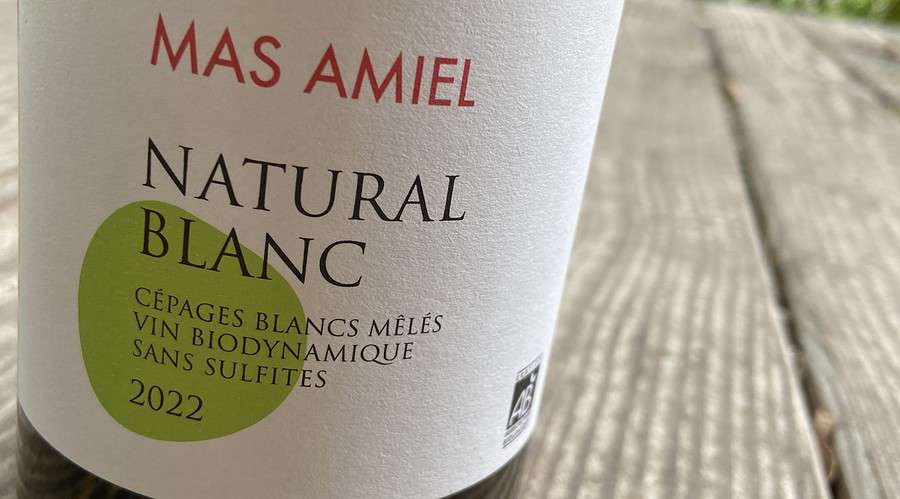 Eine Weinflasche des Mas Amiel Natural Blanc aus dem Roussillon.