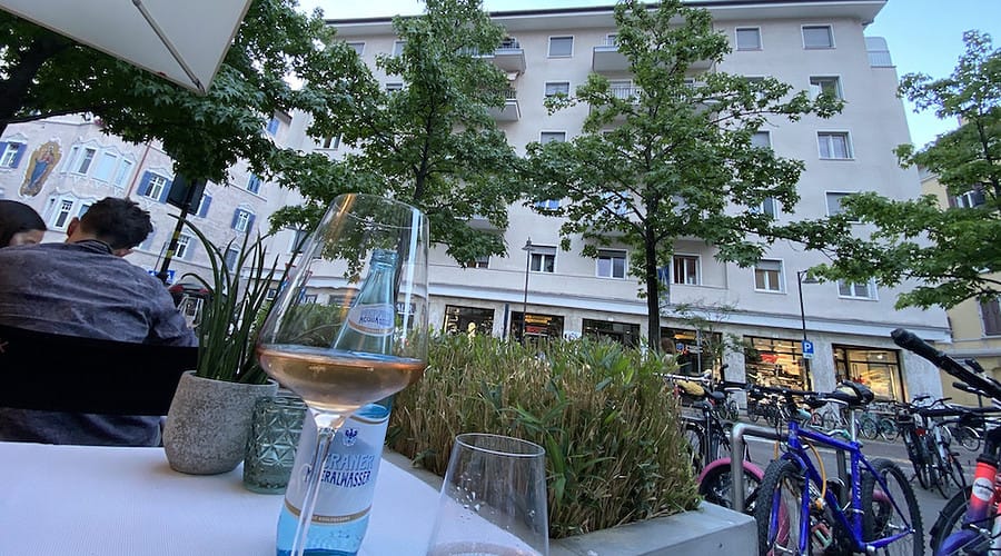 Das Restaurant Löwengrube in Bozen, Südtirol. Auf dem Tisch ein Glas Sekt