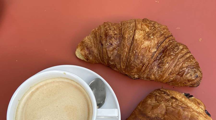 Croissant, pain au chocolat und Kaffee.