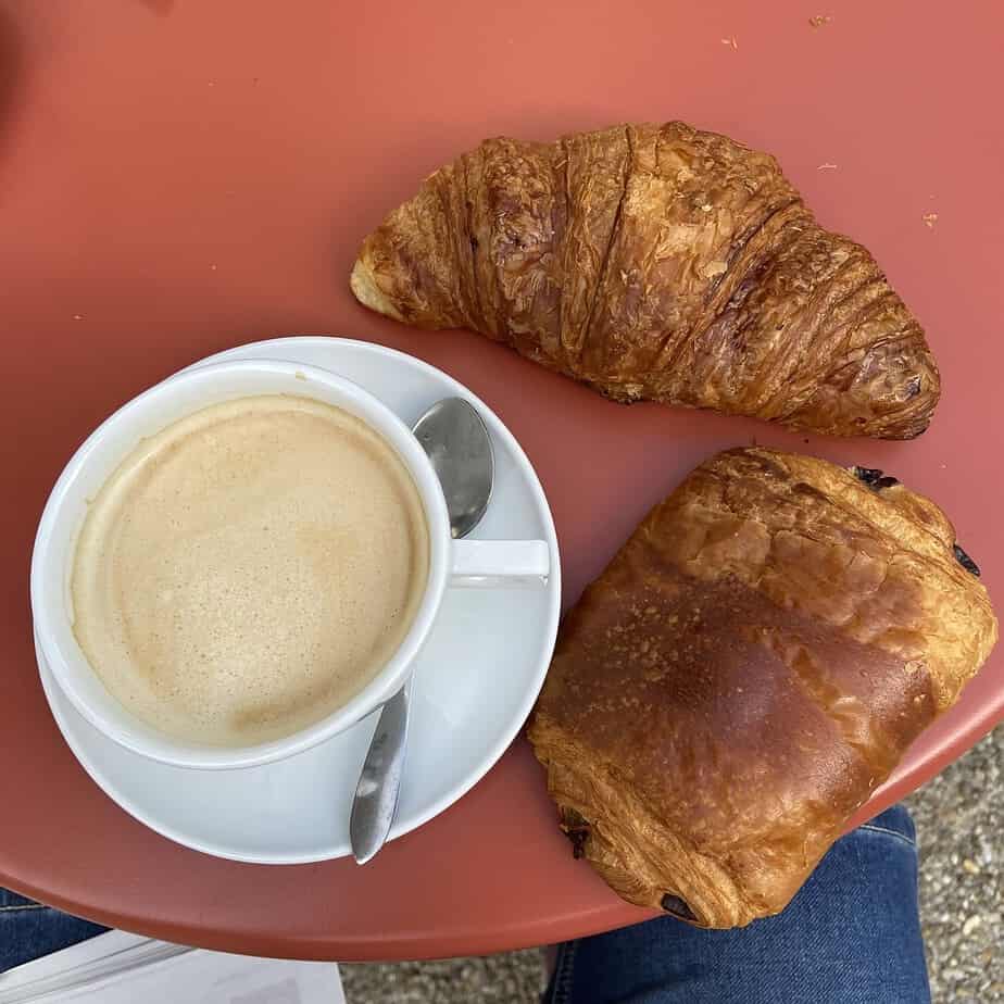 Croissant, pain au chocolat und Kaffee.