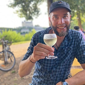 Patrick Hemminger mit Weinglas