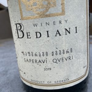 Eine Flasche Weinn aus Georgien