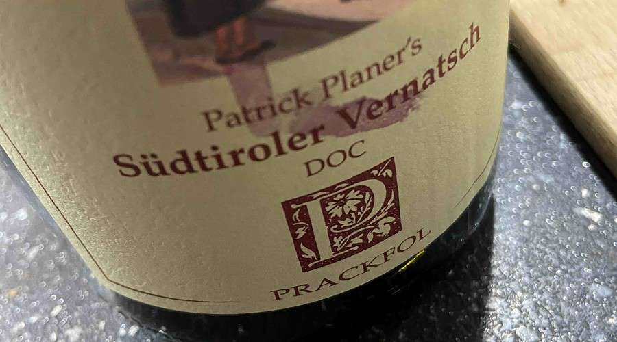 Eine Weinflasche Vernatsch vom weingut Prackfol in Südtirol