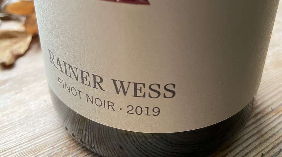 Eine Flasche Pinot Noir vom Weingut Rainer Wess in Österreich.