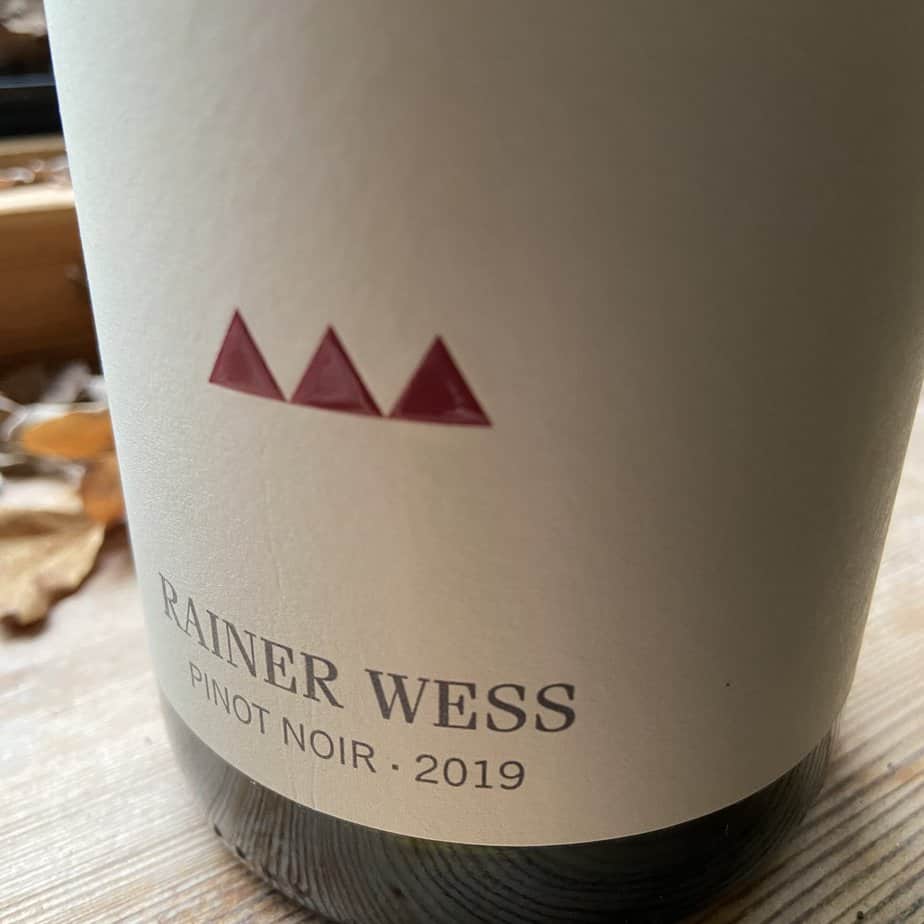 Eine Flasche Pinot Noir vom Weingut Rainer Wess in Österreich.