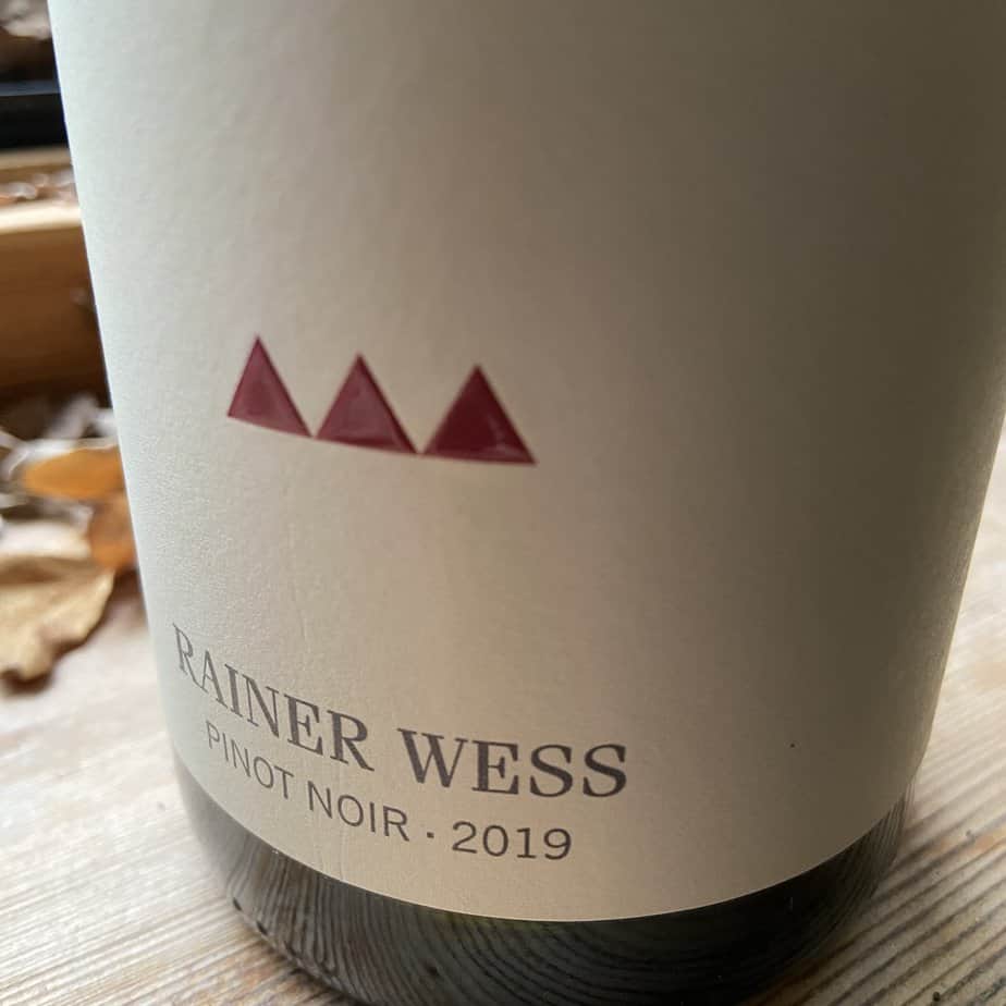 Eine Flasche Pinot Noir vom Weingut Rainer Wess
