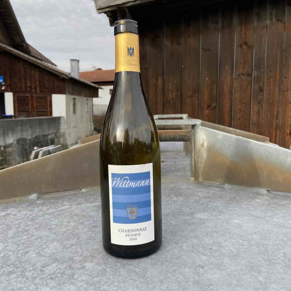 Eine Flasche Chardonnay Réserve vom Weingut Wittmann in Rheinhessen